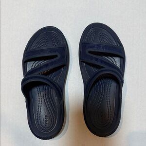 CROCS Dark Blue Strappy Sandals, size 5 Mint